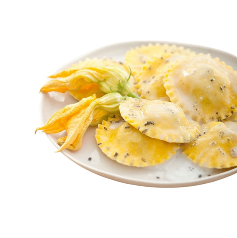 Ravioli di pasta fresca con fiori di zucca