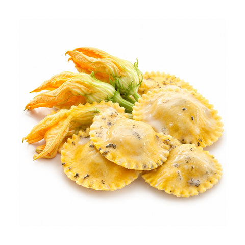 Ravioli di pasta fresca con fiori di zucca